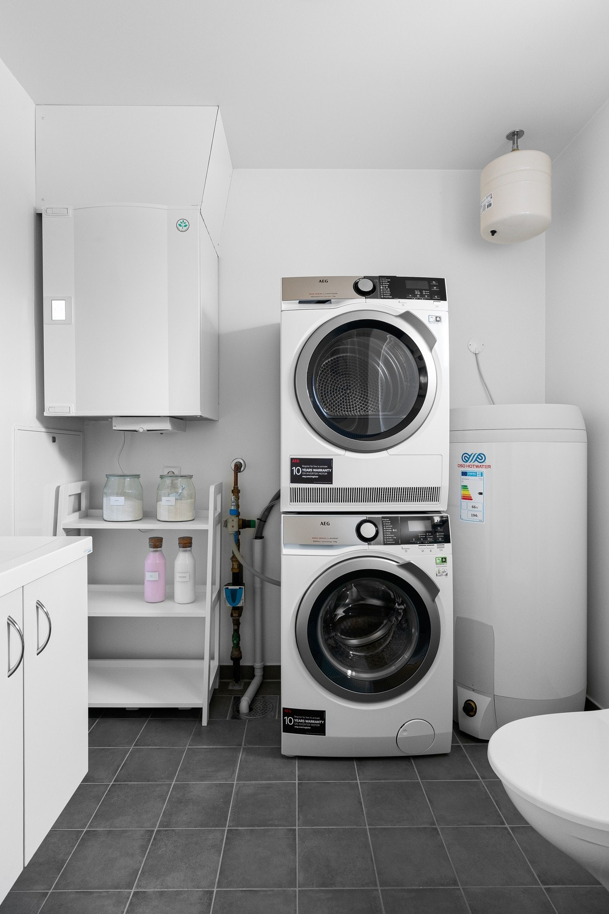 Videre er rommet utstyrt med toalett, opplegg til vaskemaskin, ventilasjonsaggregat, fordelerskap, vannmåler, stoppekran, ekspansjonskar og bereder. Galleribilde