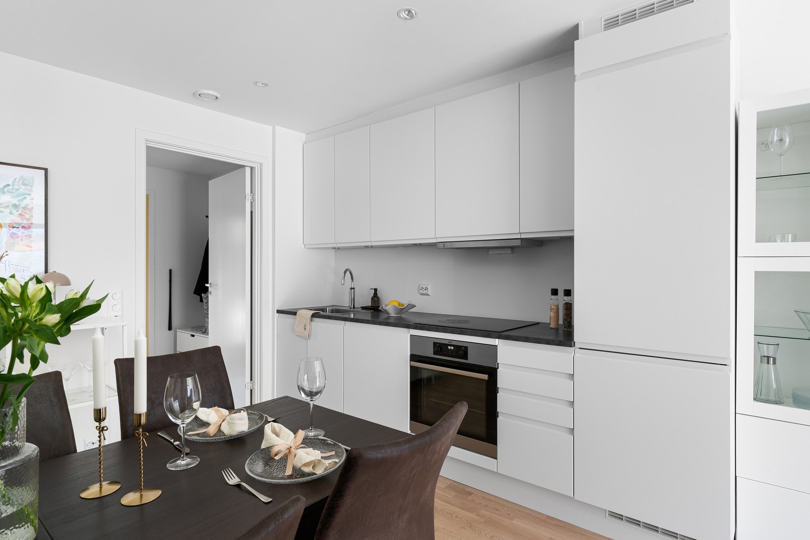 Kjøkkenet er utstyrt med integrerte hvitevarer som komfyr, koketopp, oppvaskmaskin og kjøleskap. Galleribilde