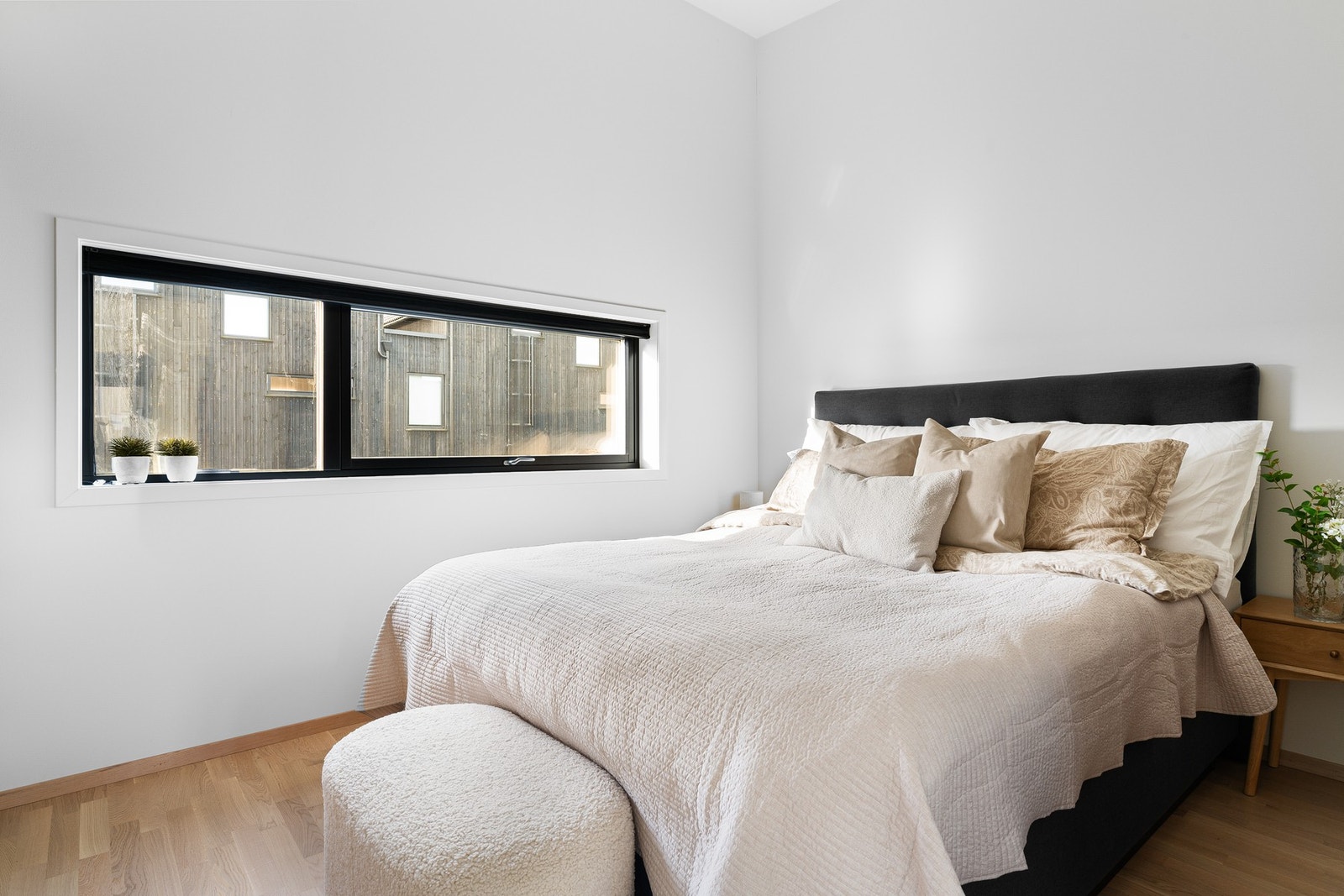 Boligen har to gode soverom, hvorav begge soverommene er plassert i boligens andre etasje. Galleribilde