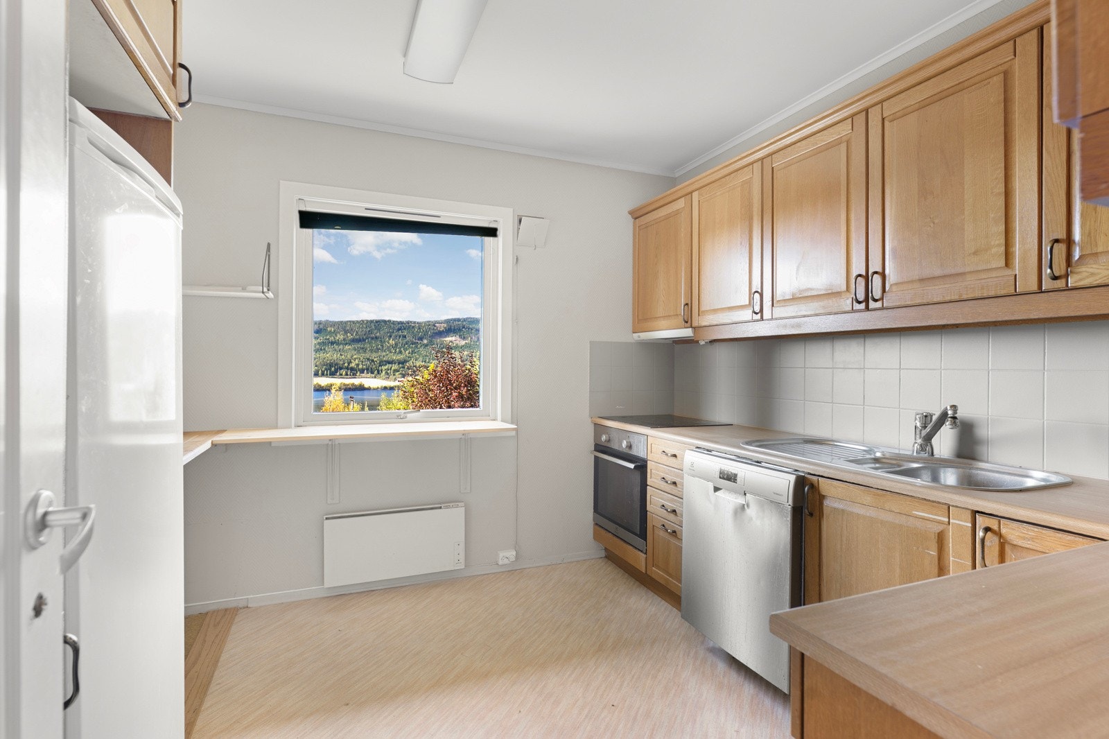 Kjøkken ble i 1990 oppgradert med ny innredning som har profilerte overflater. Galleribilde