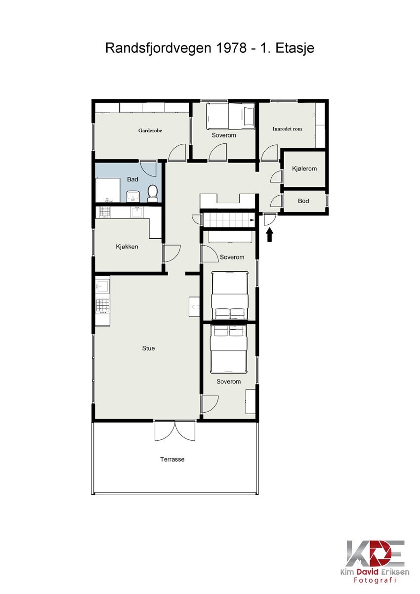 1. etasje (vegg mot soverom ved terrassen er fjernet, slik at rommet er en del av stuen i dag. Garderobe er i dag erstattet med soverom) Galleribilde