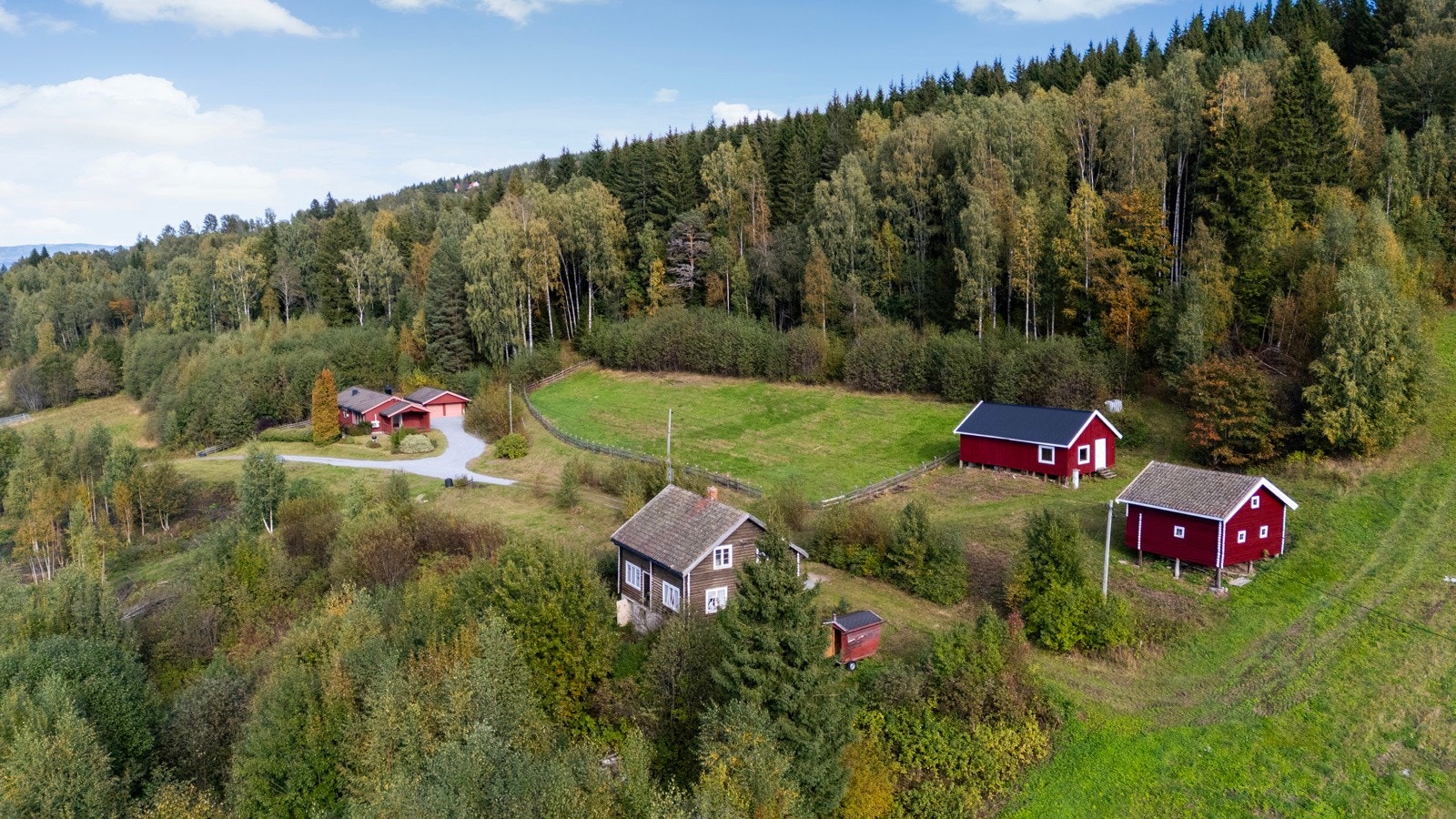 Selve tunet består av 2 boliger (våningshuset og gamlehuset), dobbel garasje, uthus, stabbur, og garasje/båthus. Galleribilde