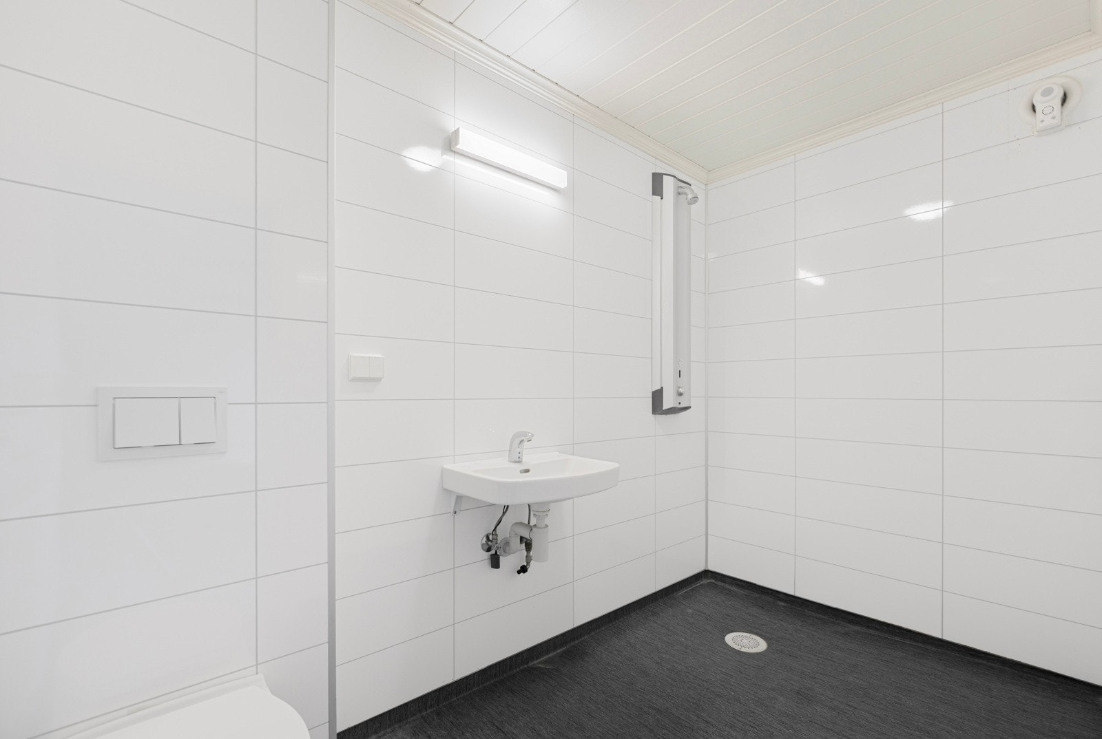 Bad oppgradert i 2018. Vegger belagt med våtromsplater og belegg på gulv. Galleribilde