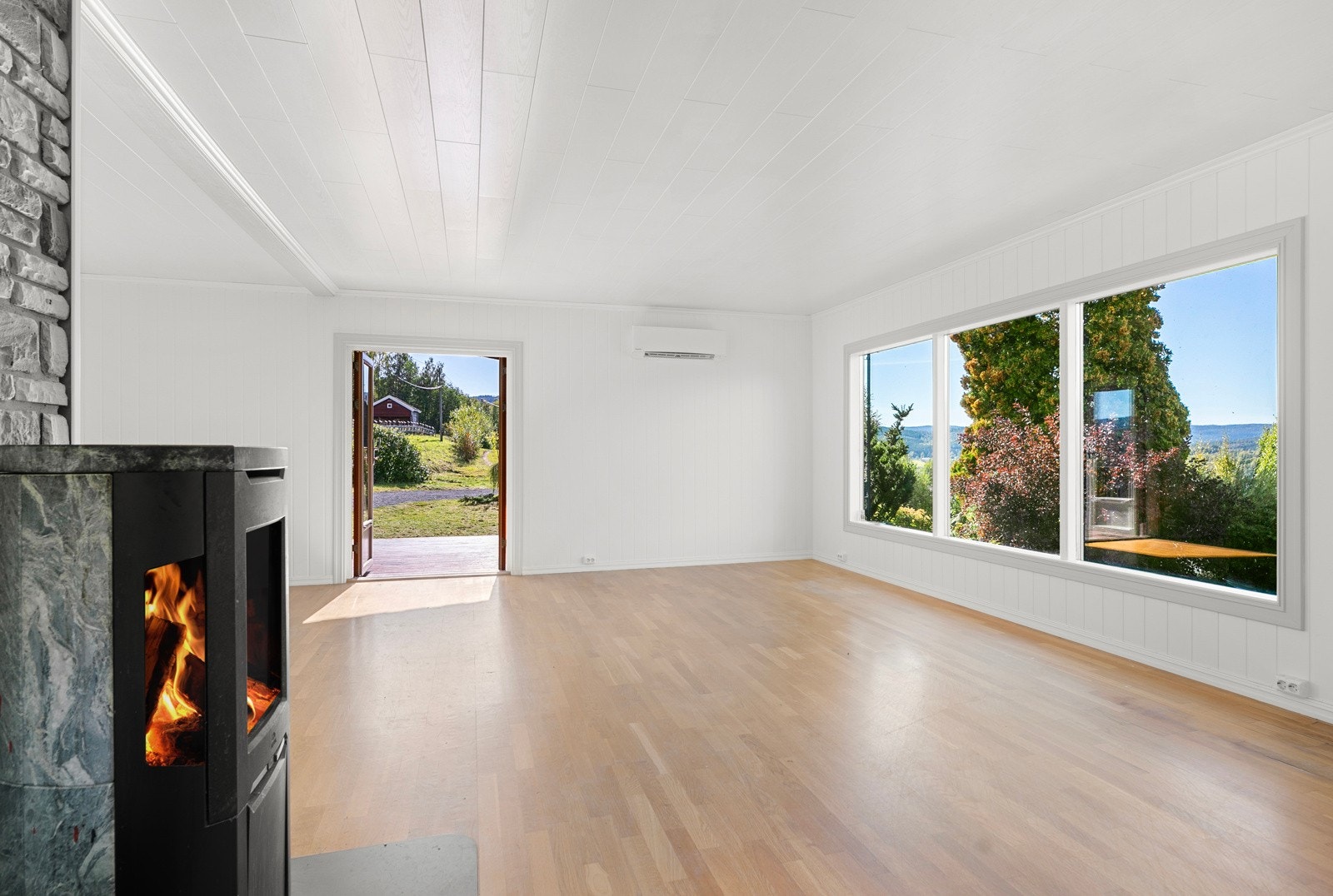 Gode vindusflater slipper inn rikelig med lys og gir en luftig og åpen romfølelse Galleribilde