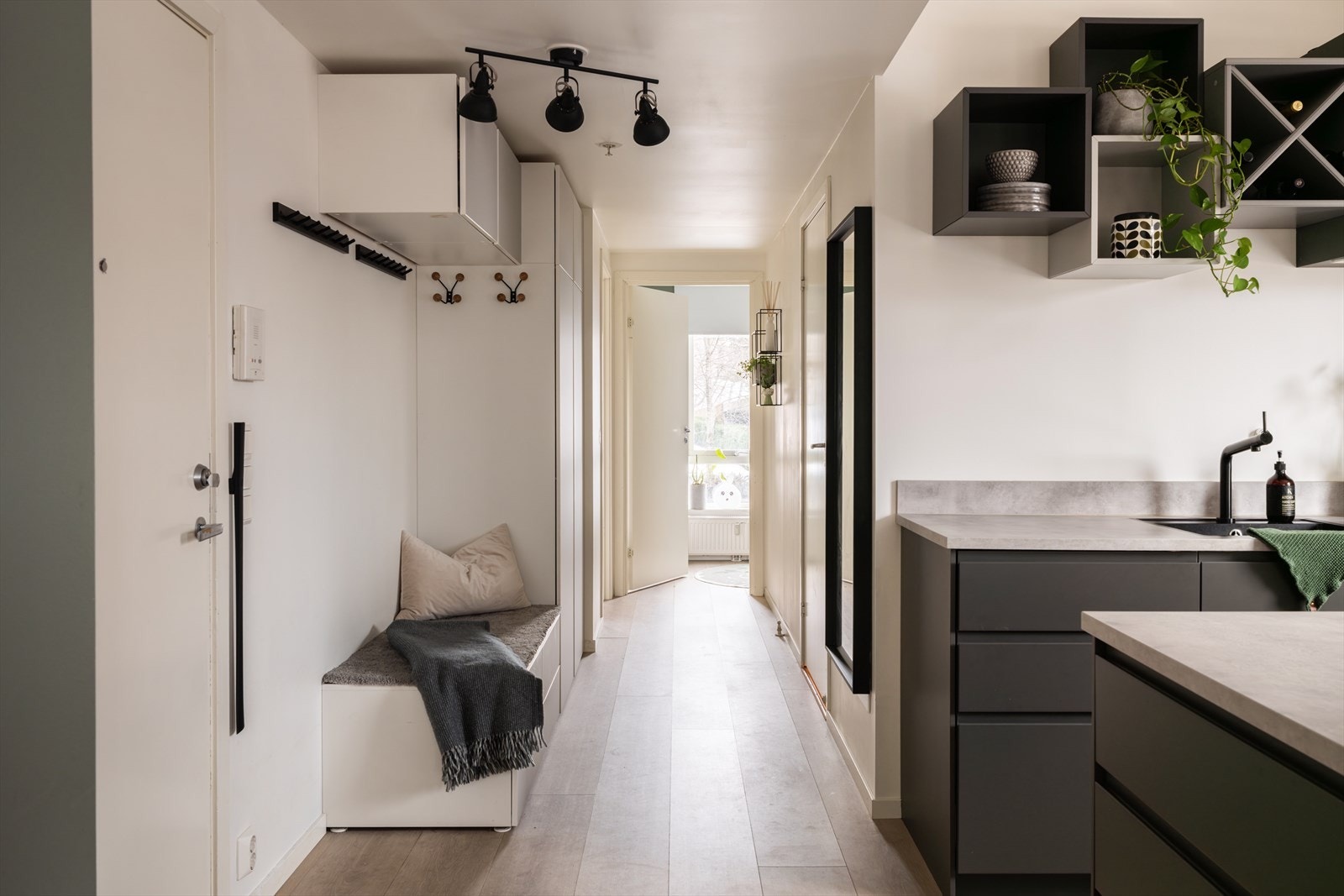 Soverommene ligger i en ene enden av leiligheten, praktisk skjermet fra oppholdsrommet. Galleribilde