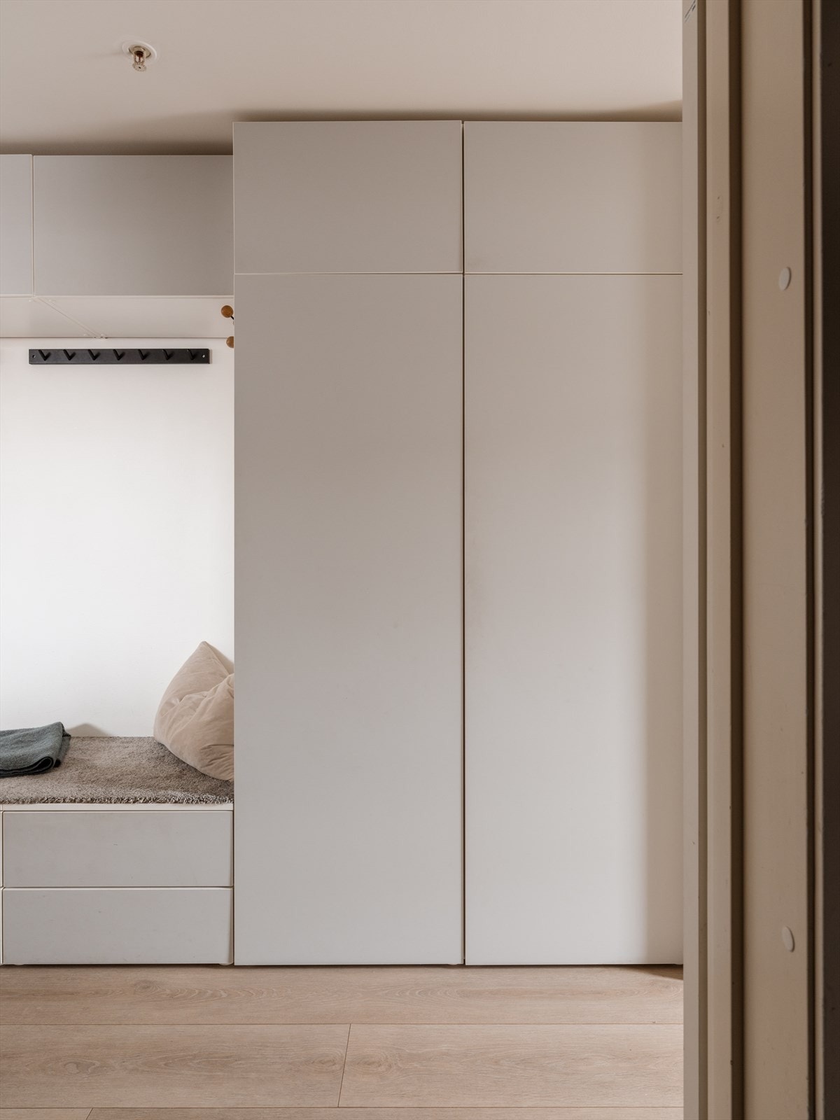 Den smarte løsningen gjør det enkelt å holde orden i både yttertøy og sko. Galleribilde