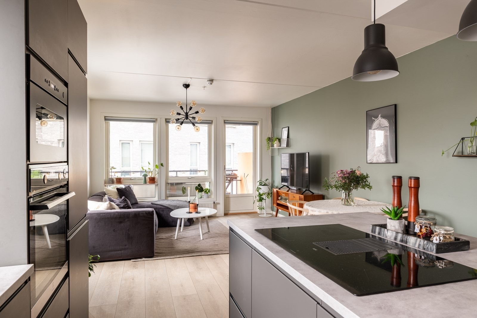 Den romslige kjøkkenøyen tilfører både ekstra benkeplass og gode oppbevaringsmuligheter, og skaper en naturlig sosial sone for matlaging og samvær. Galleribilde