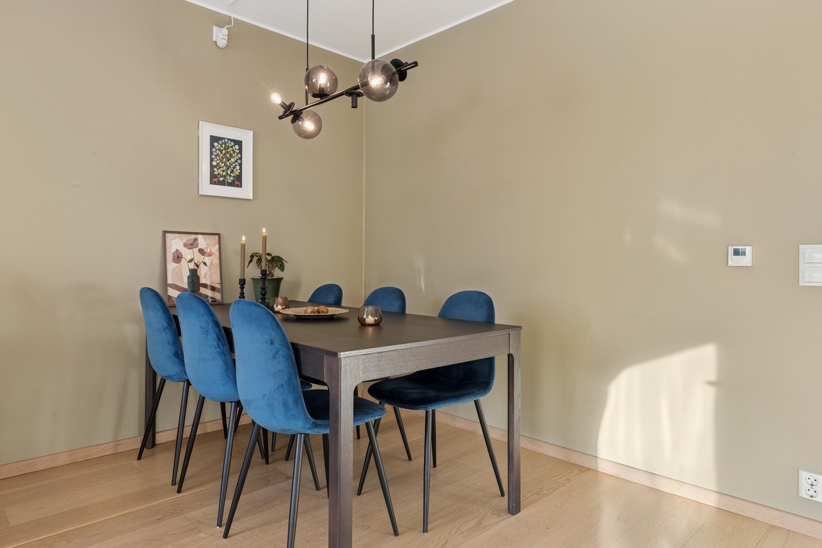 Spisestuen ligger i tilknytning til både stue og kjøkken, her er det god plass til å invitere venner og familie til et hyggelig måltid. Galleribilde