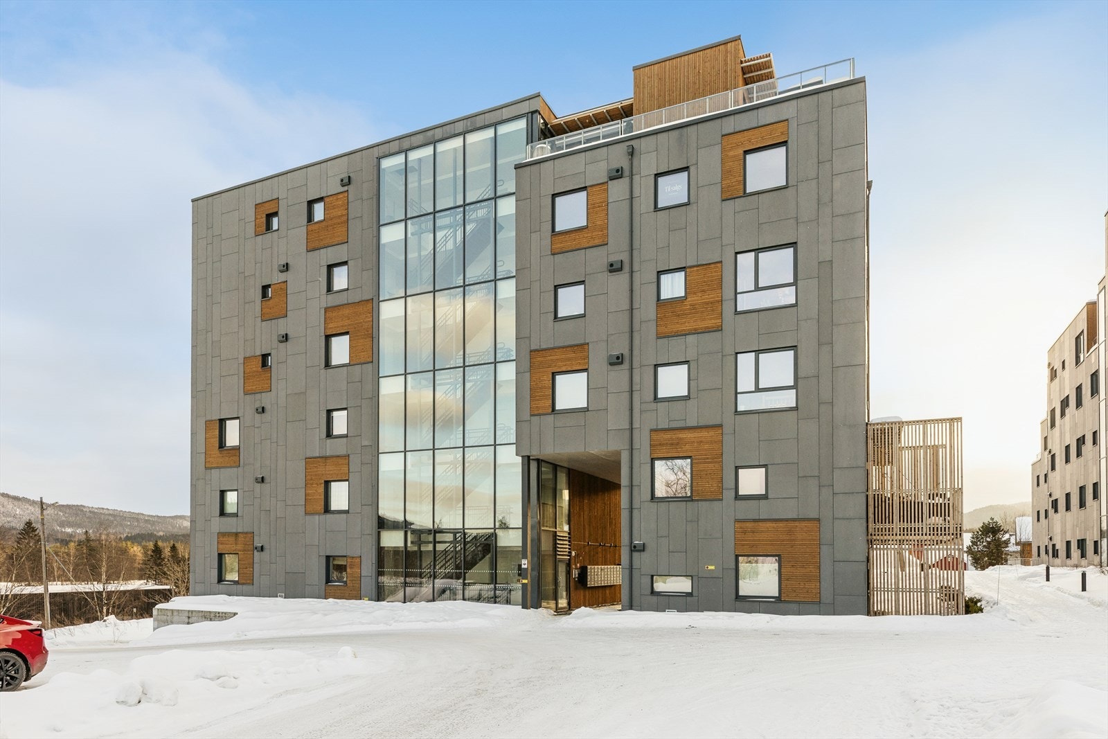 Leiligheten ligger i et moderne boligbygg. Herfra er det kort vei til offentlig kommunikasjon, skoler, og fritidsområder. Galleribilde