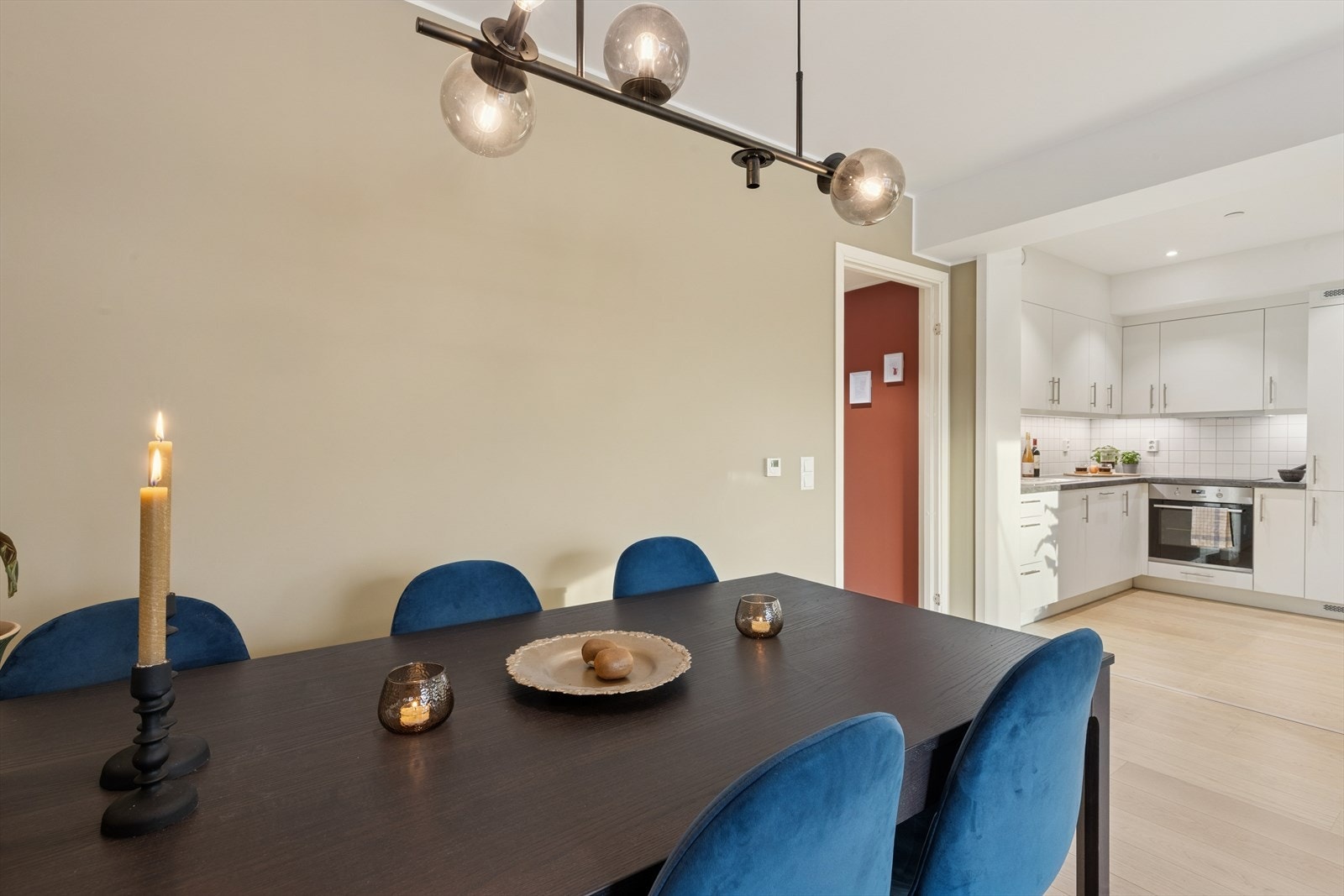 Kjøkkenet ligger tilbaketrukket, men likevel som en integrert del av oppholdsrommet. Galleribilde