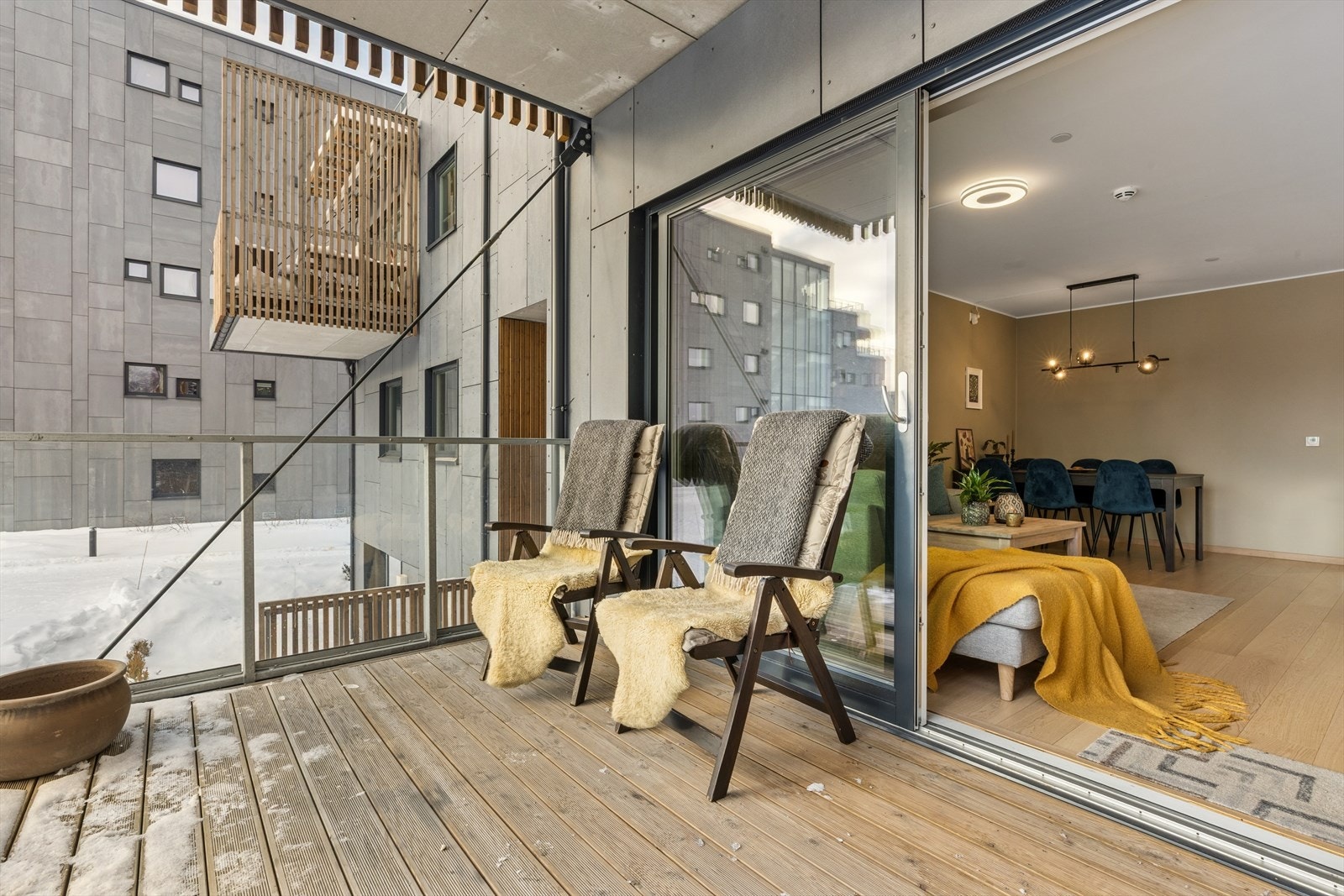 Romslige balkongen med god plass til en sittegruppe. Galleribilde