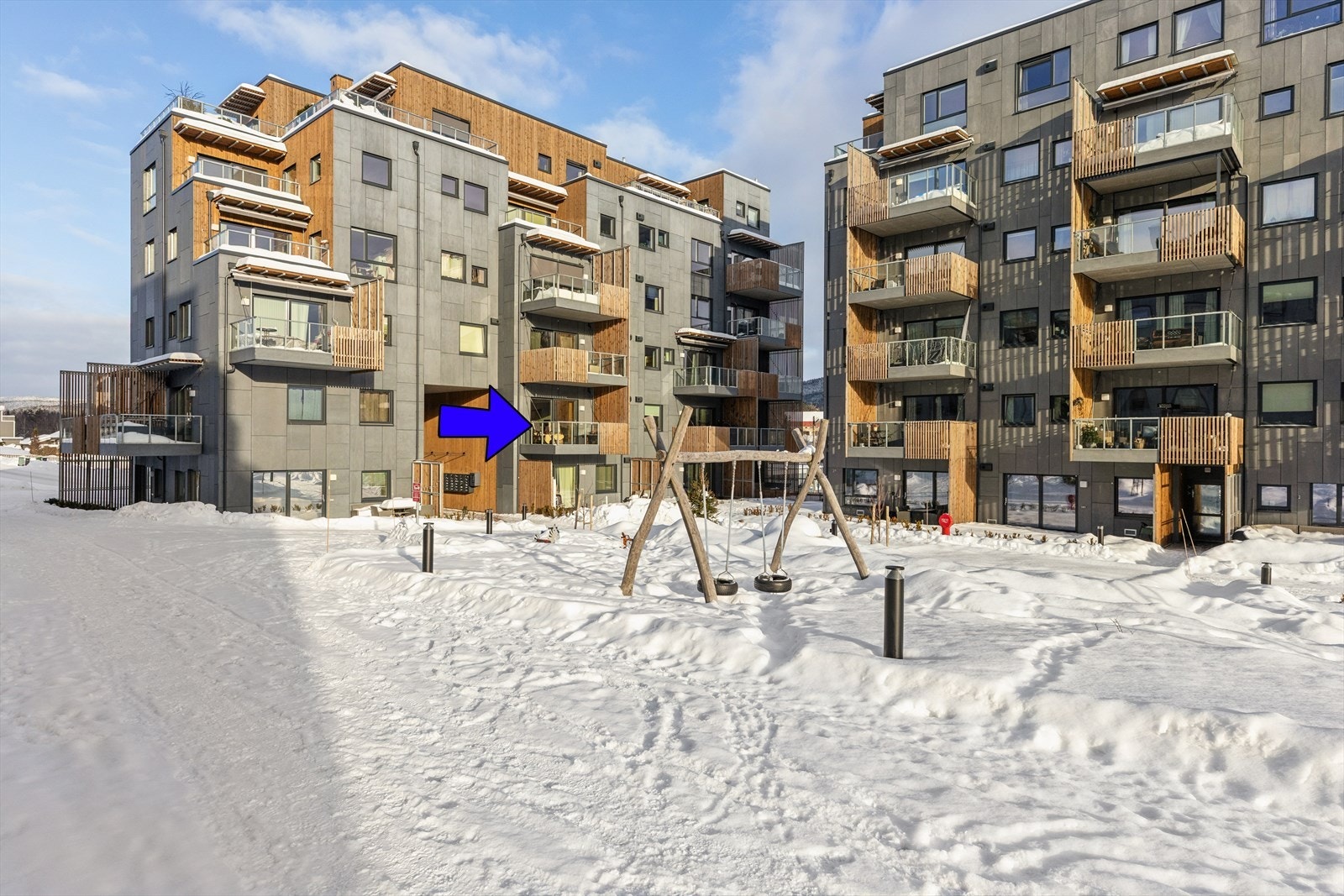 Fellesområdene er pent opparbeidet med gressplener og lekeapparater. Galleribilde