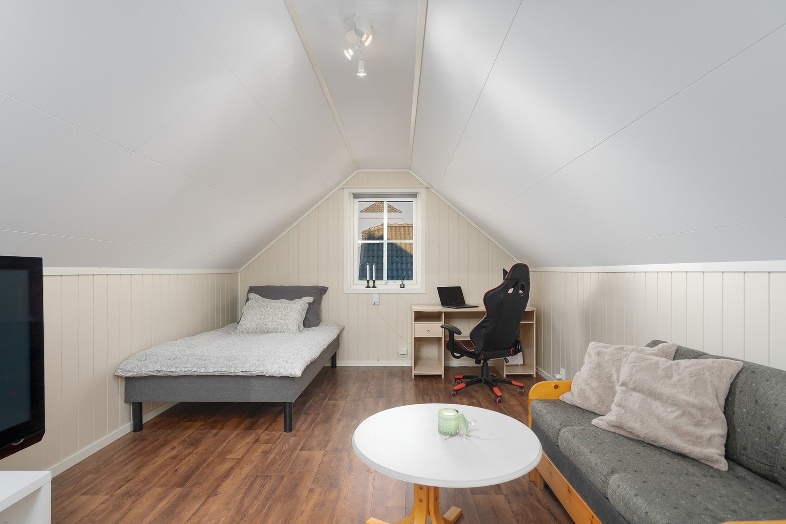 Oppholdsrom/stue/ungdomsbule opp på garasjen Galleribilde