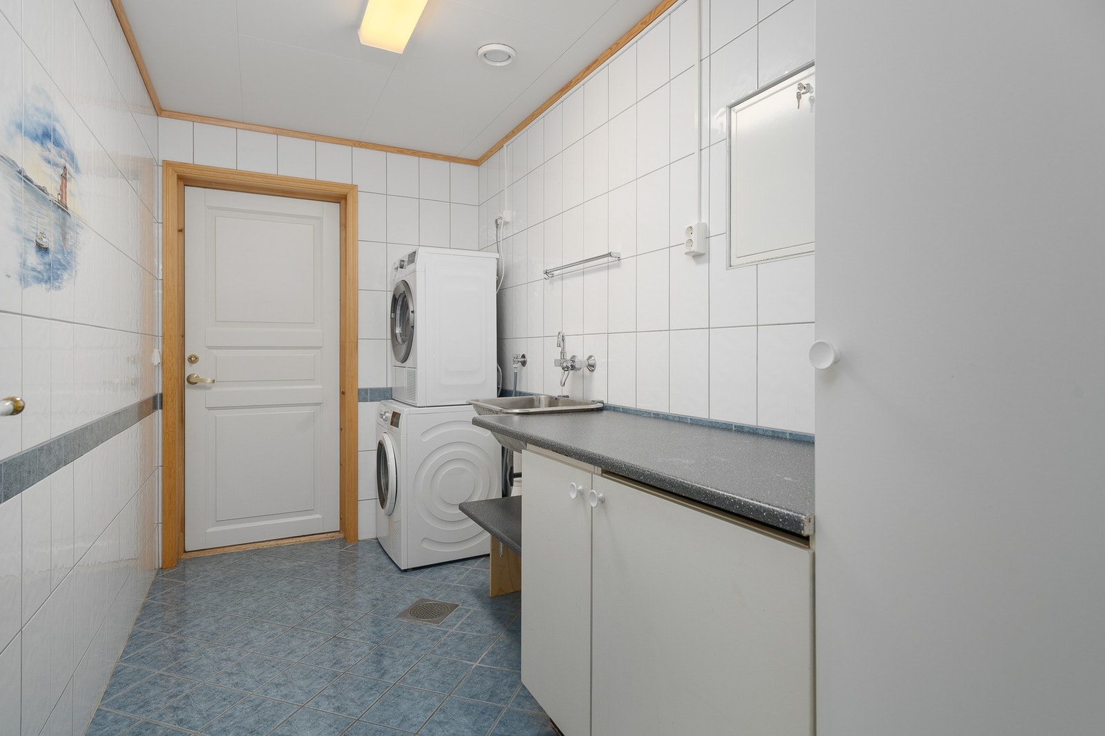 Vaskerom 1.etg med dør inn til garasjen. Helt magisk å kunne gå tørsskodd fra garasjen og inn i huset når man bor på Brekstad! Galleribilde