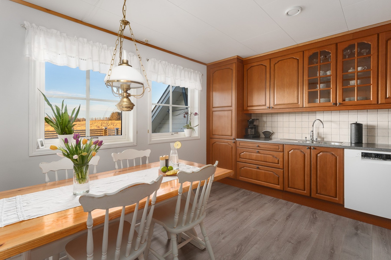 Kjøkken: Vinduer som gir masse naturlig lys inn i rommet. Galleribilde