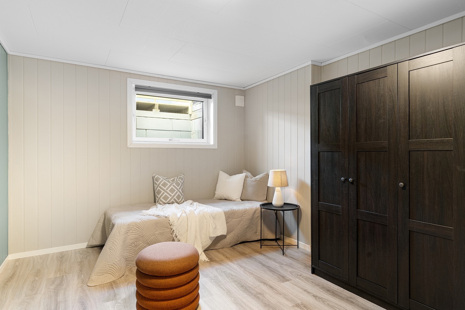 Kjelleren inneholder to soverom, som gir gode muligheter til barnerom, gjesterom eller kontor. Galleribilde