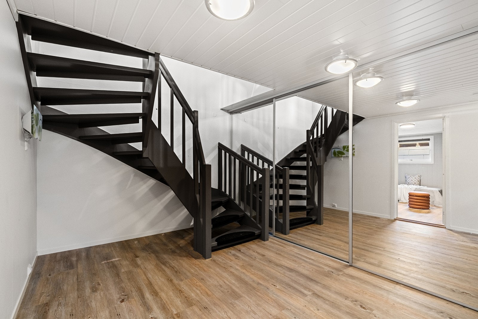 Stor gang med fastmontert speilgarderobe som gir god plass til oppbevaring. Galleribilde