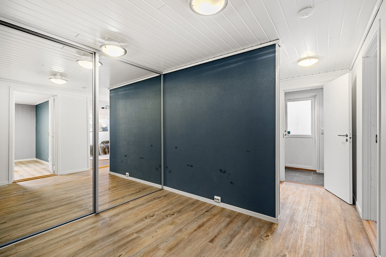 Rikelig med skapplass for praktisk oppbevaring. Galleribilde