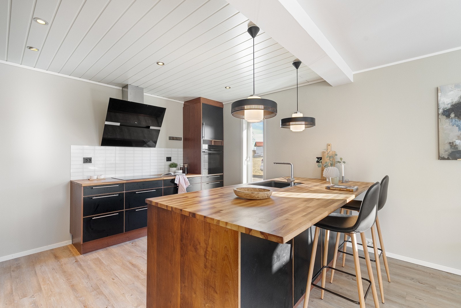 Meget kjekk øy-/barløsning med god benkeplass, perfekt når en skal servere gjester Galleribilde