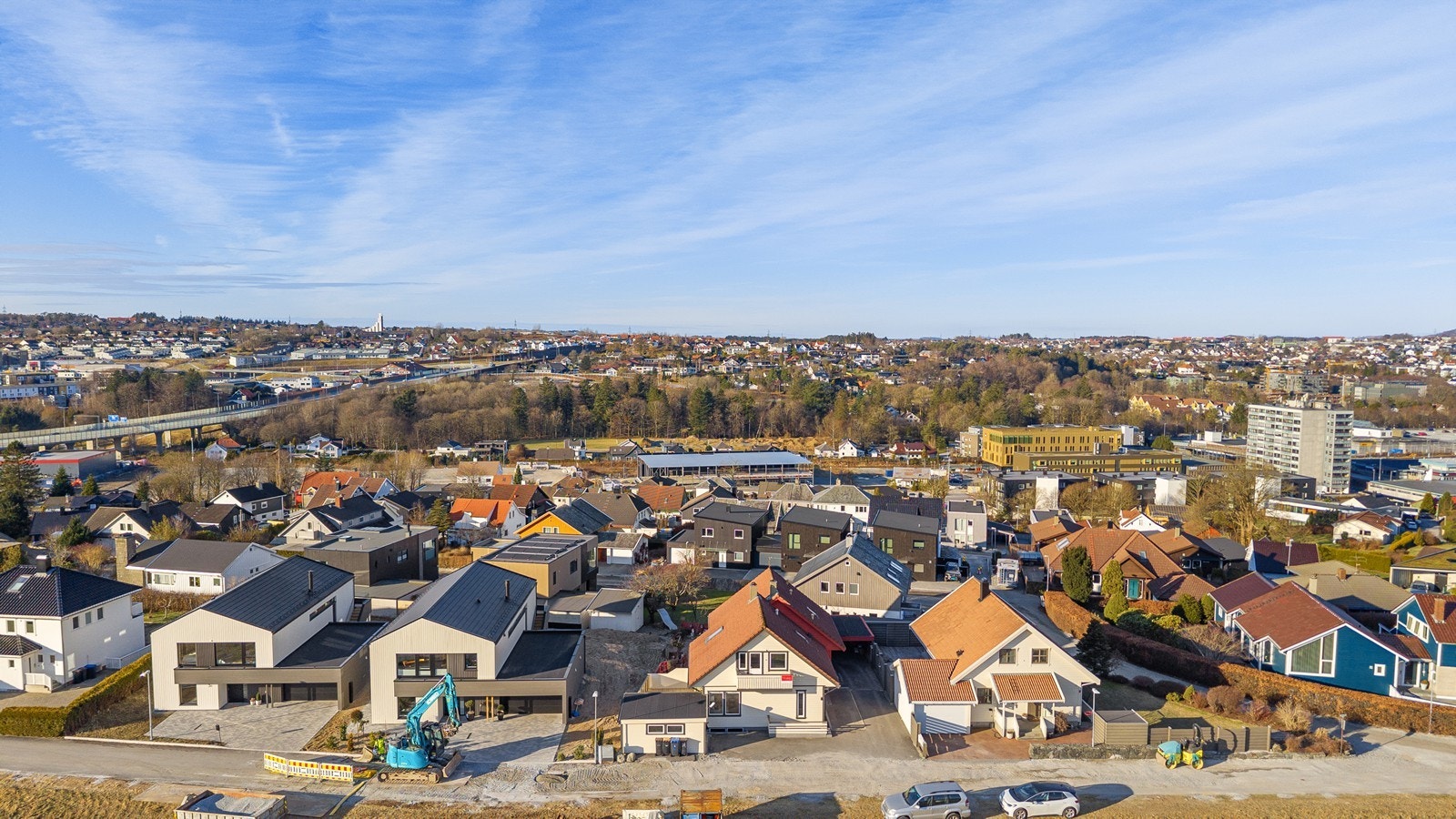 Det er enkel tilkomst til E39 og området har meget gode kollektivmuligheter, både med buss fra Austrått og med buss og tog fra Ruten. Galleribilde