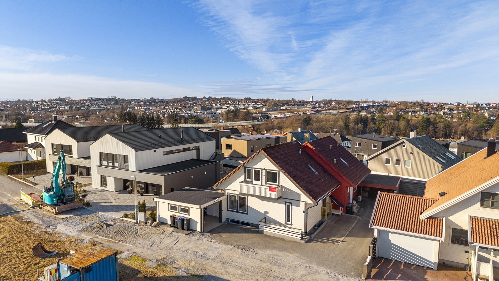 Eiendommen har garasje og et asfaltert gårdsrom. Det er god plass til to biler i gårdsrommet i tillegg til garasjen. Galleribilde