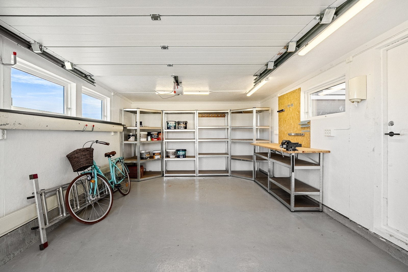 Garasje - Garasjen ble rehabilitert i 2025 og fremstår som ny med oppgradert elektrisk installasjon Galleribilde