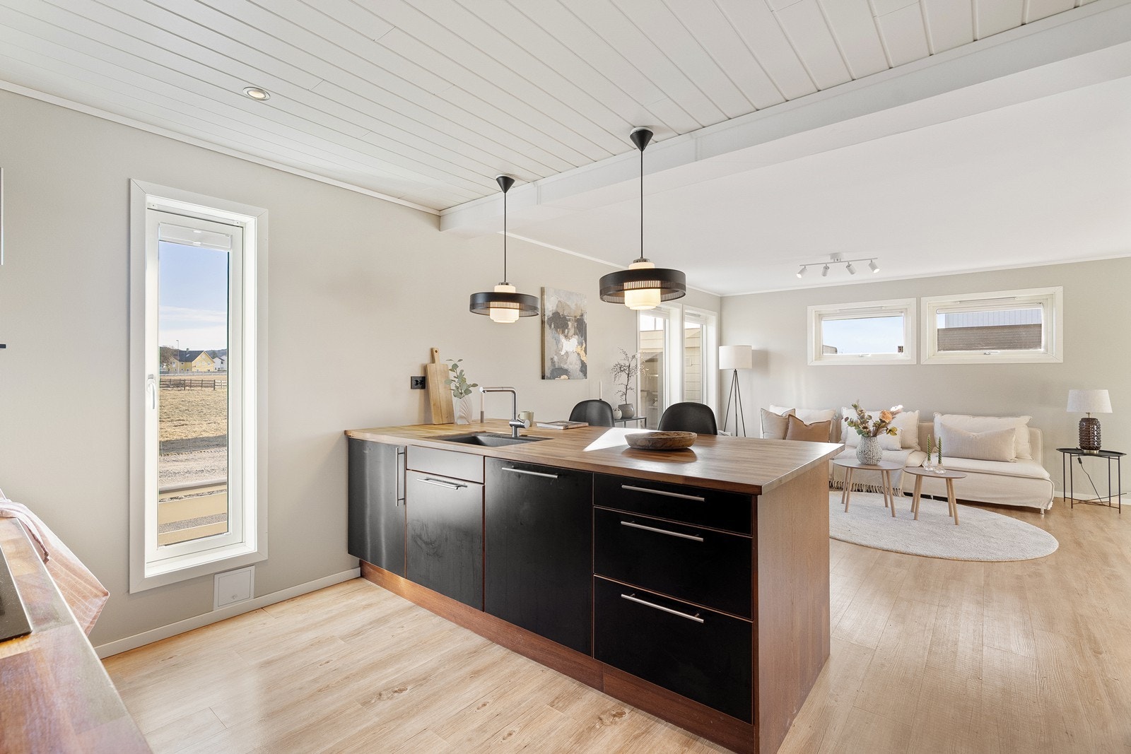 Kjøkkenøyen gjør kjøkkenet sosialt og praktisk. Galleribilde