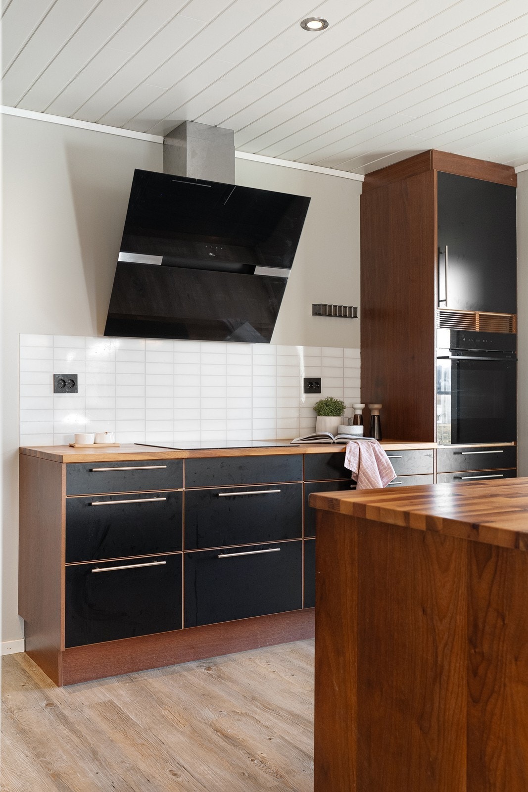 Flott kjøkken med fronter i sort utførelse fra Sigdal. Benkeplaten i heltre Galleribilde