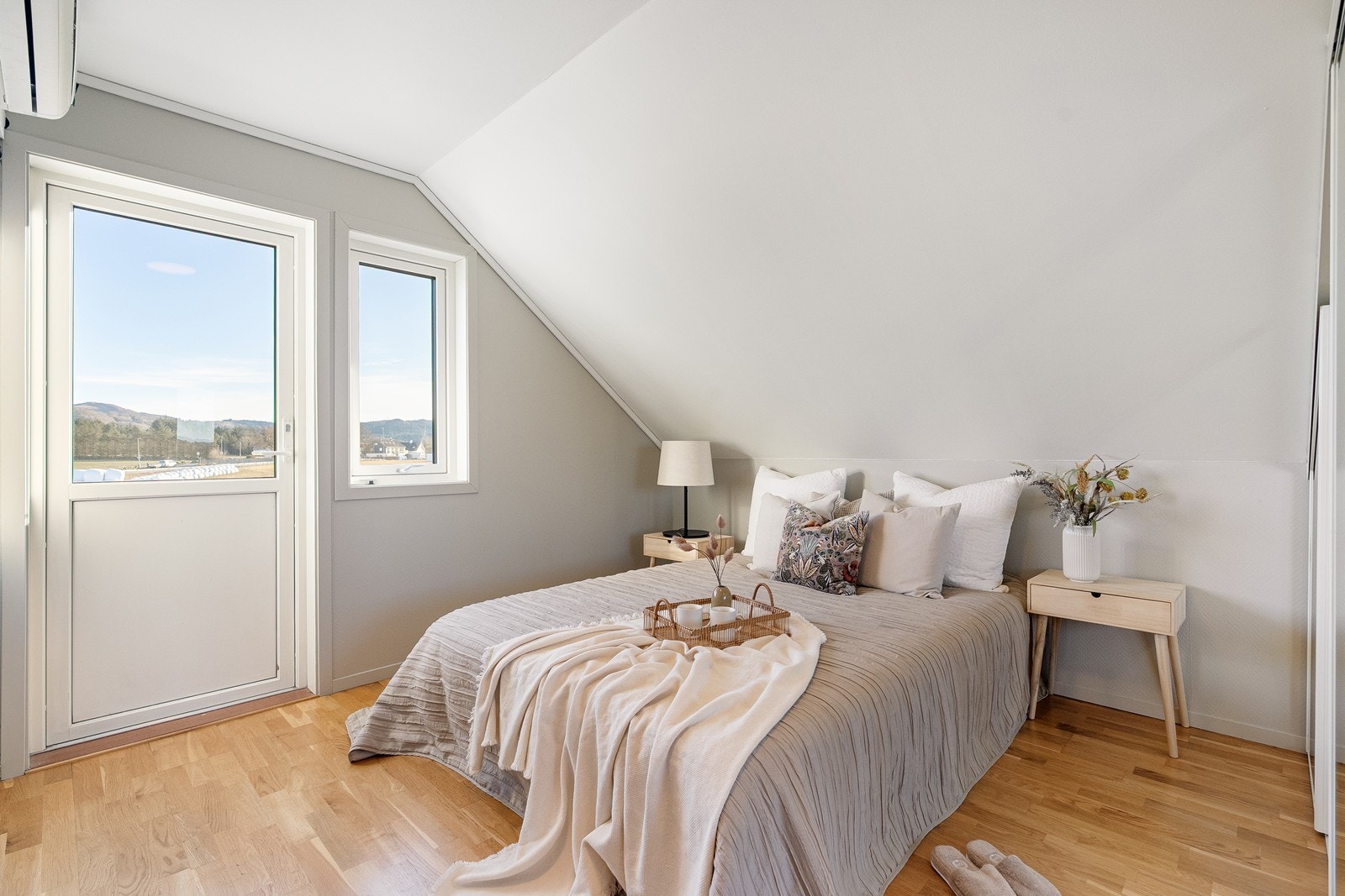 Hovedsoverommet har utgang til balkong og plass til garderobeskap. Galleribilde