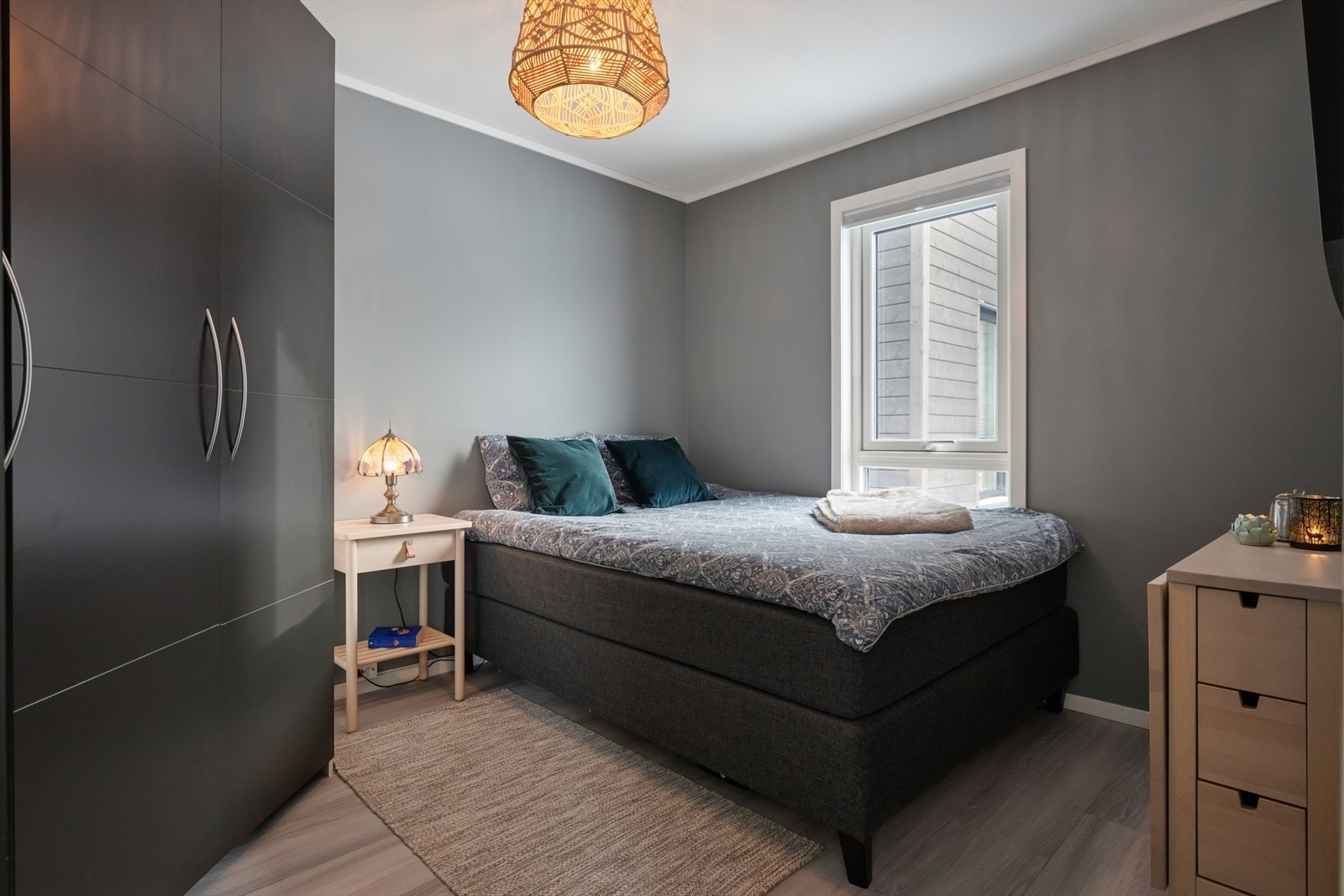 Soverommet på hovedplan har dempede fargetoner. Galleribilde