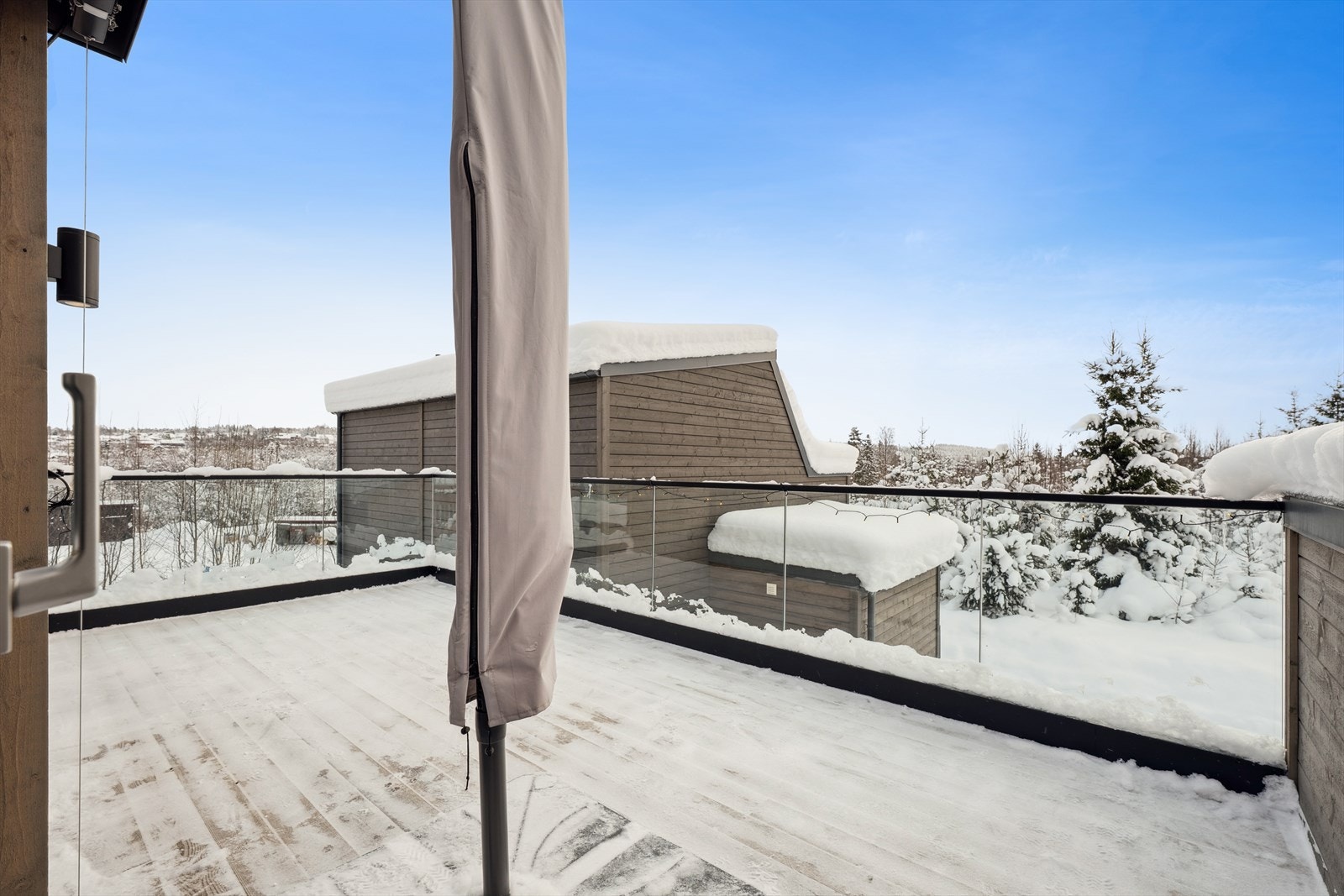 Fra stuen i 2. etasje har man utgang til en flott terrasse på 14 m²! Galleribilde