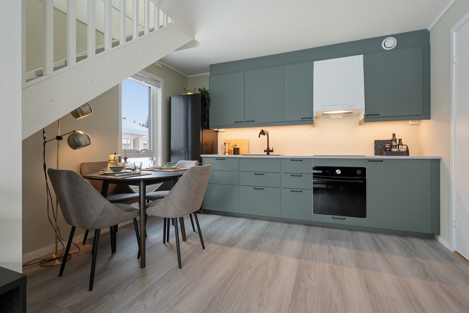 Det sorte kjøleskapet medfølger i salget. Galleribilde