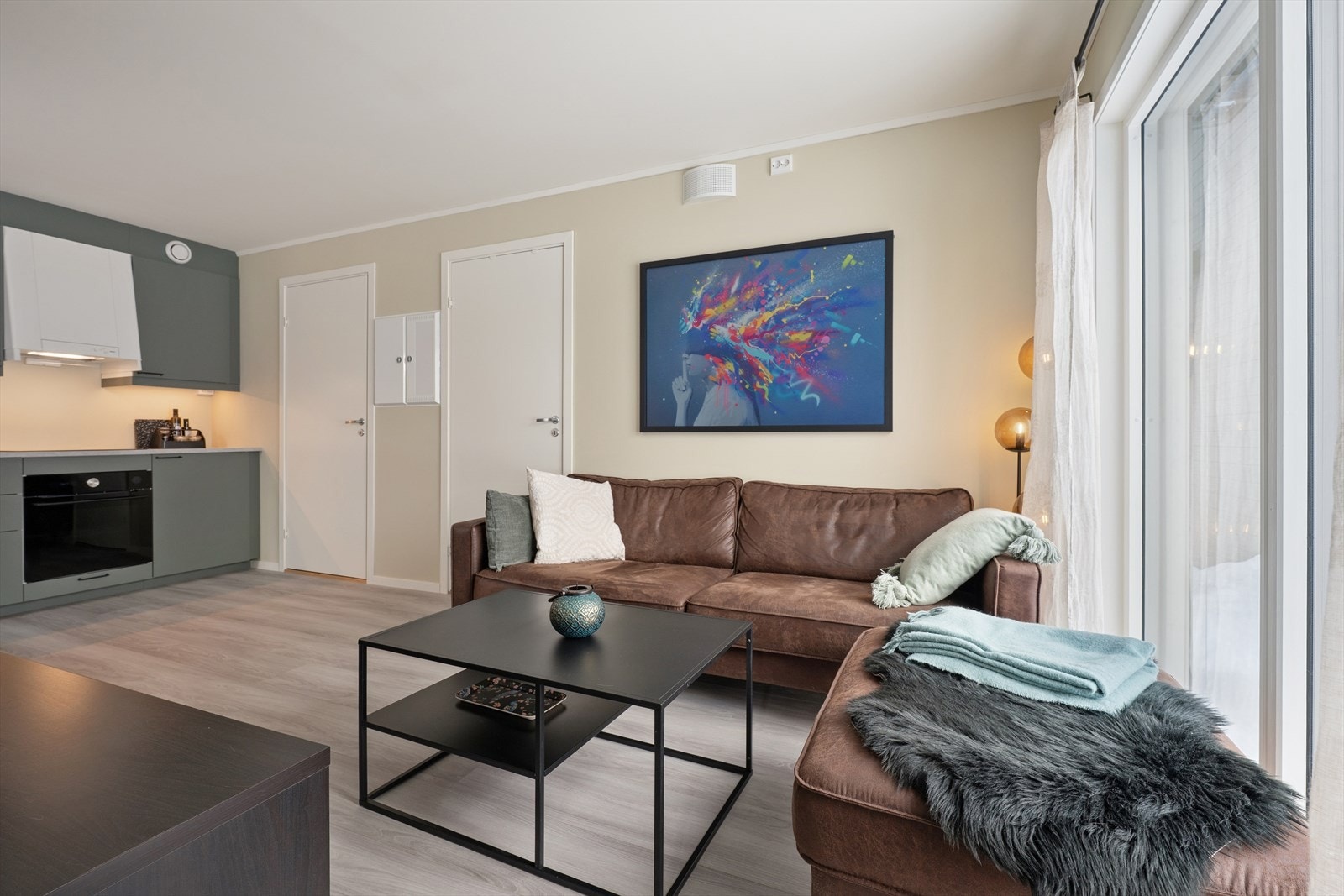 Fra gangen kommer vi inn i den åpne stue / kjøkkenløsningen. Galleribilde