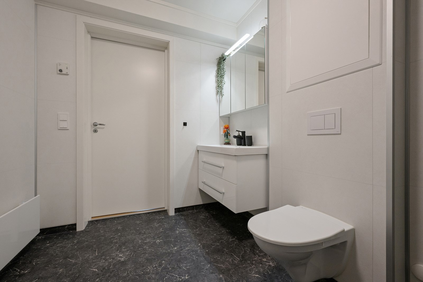 Gulvbelegg gjør det enkelt å rengjøre badet. Galleribilde