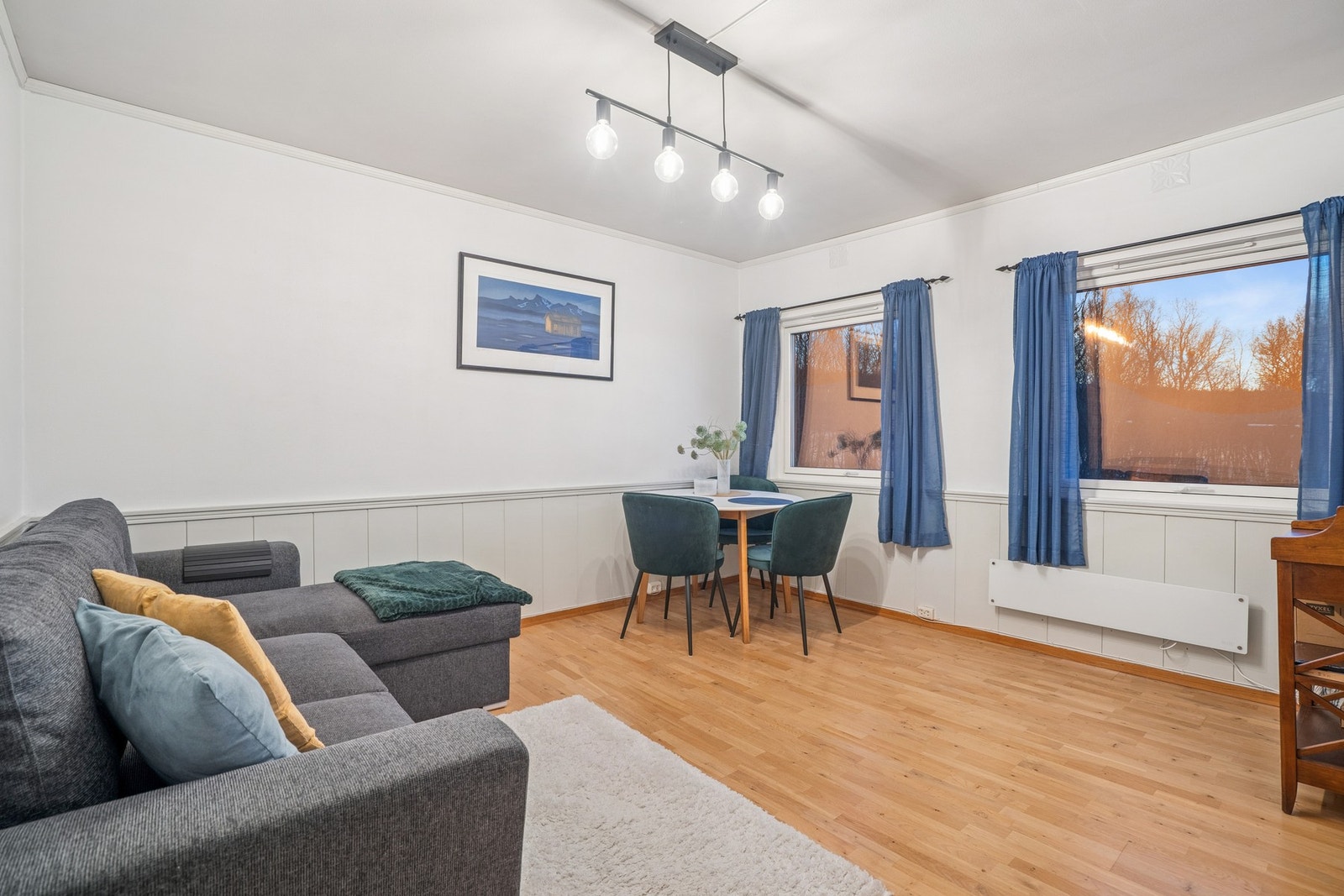 Stue med store vindusflater som gir godt med lysinnslipp Galleribilde