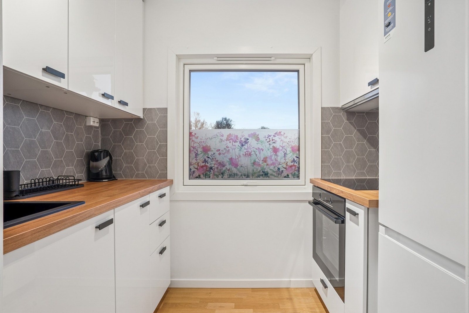 Praktisk kjøkken fra 2023 med slette fronter. Integrert komfyr/ komfyrtopp. Kjøleskap med følger også. Galleribilde