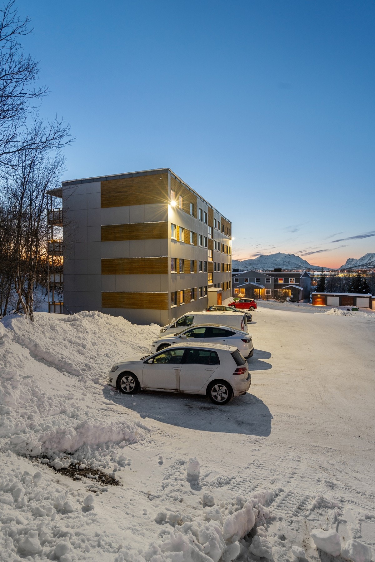 Fasaden ble renovert for noen år siden og det er satt inn nye vinduer Galleribilde