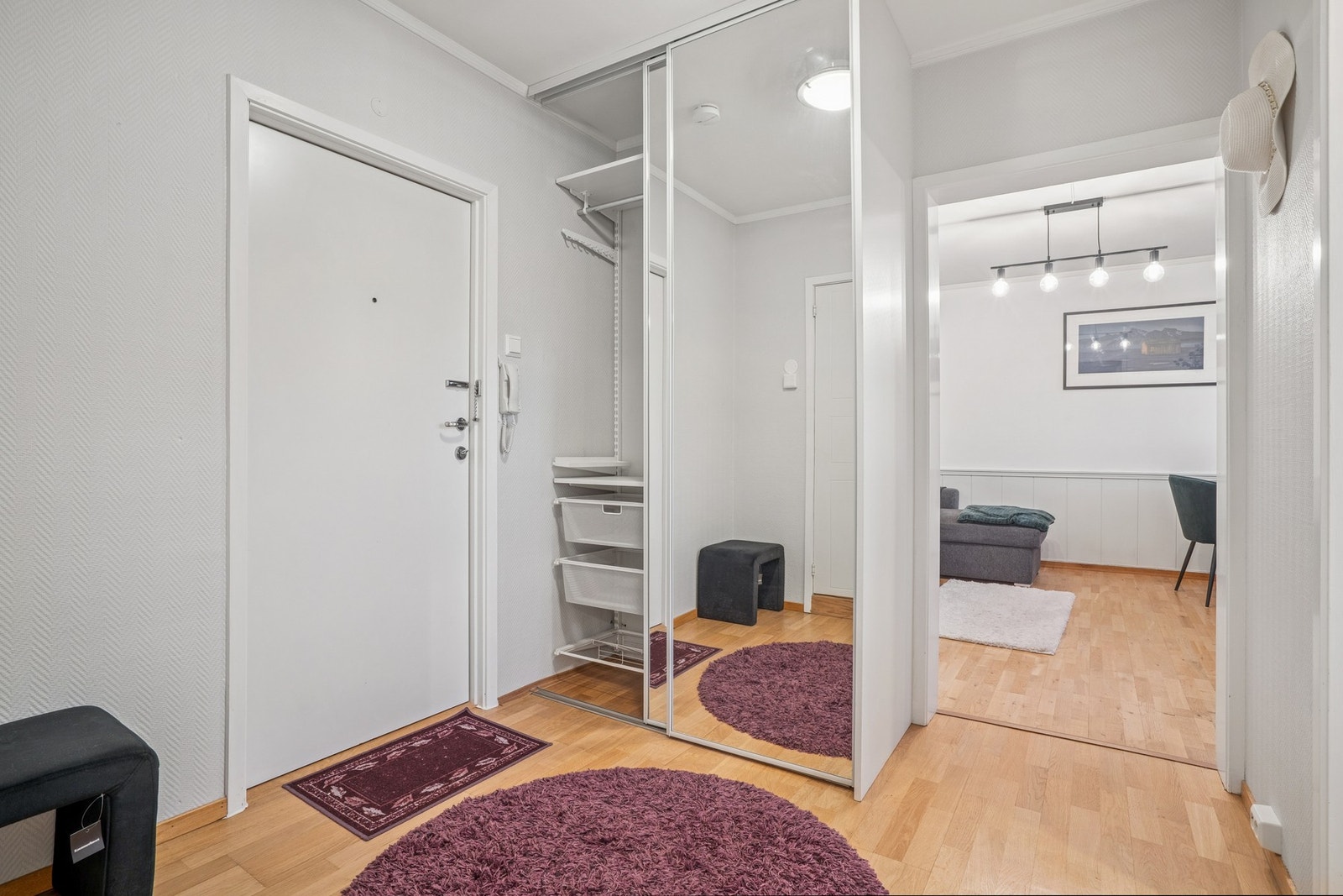 Entré med praktisk garderobe Galleribilde