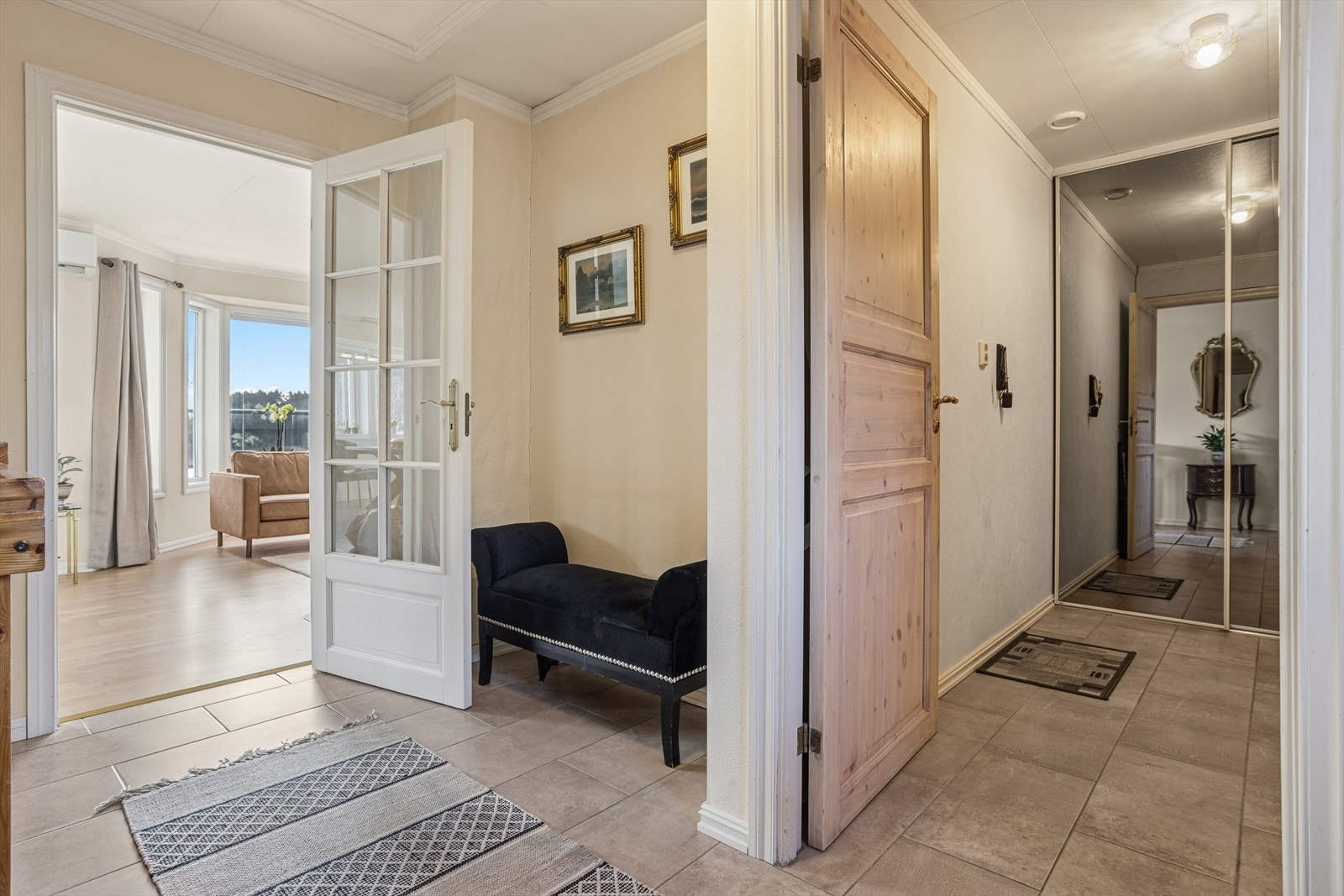 Eget garderoberom med ekstra god plass til ytterklær og sko, ideelt for en barnefamilie. Galleribilde