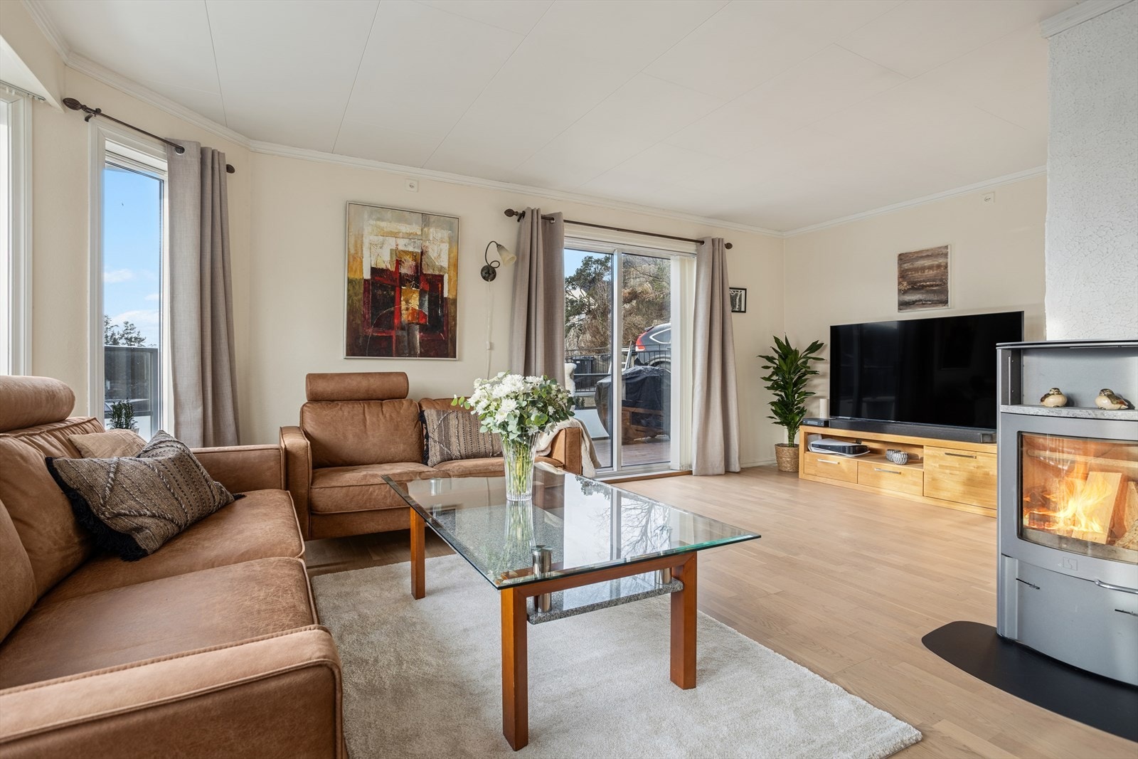 Fra stue er det 2 utganger til den solrike terrassen på vel 36 kvm. Galleribilde