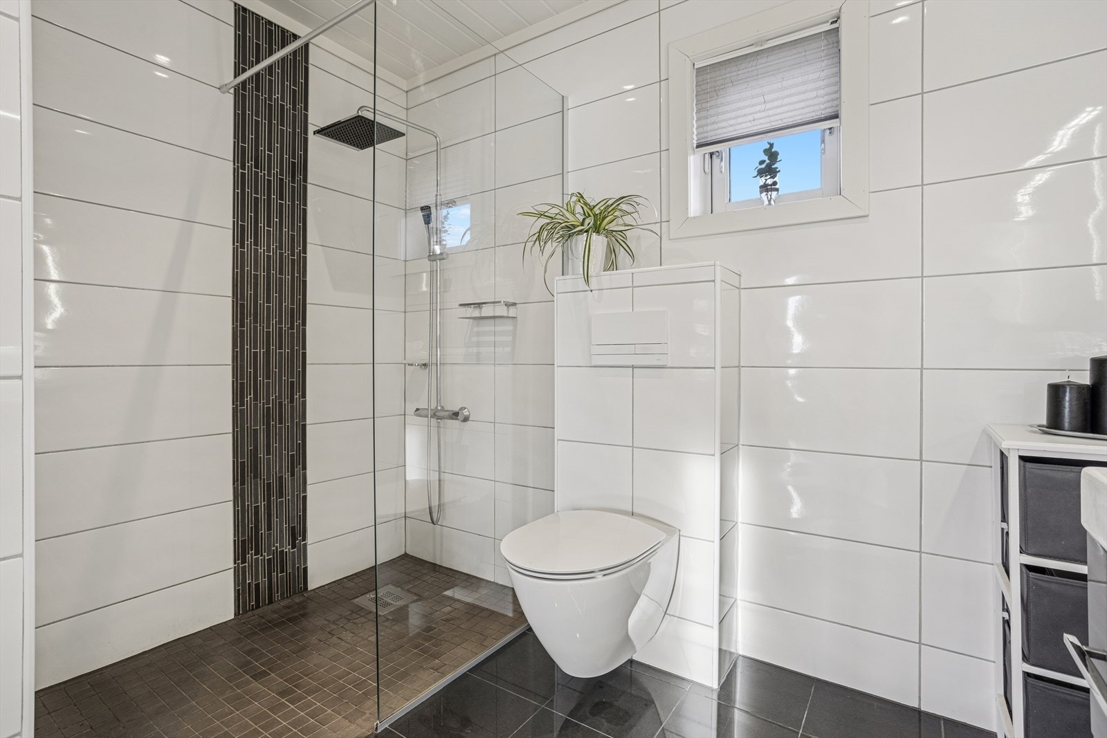 Baderom på hovedplanet er innredet med dusjsone, vegghengt wc og dobbel servant nedfelt i stilrent baderomsmøblement. Galleribilde