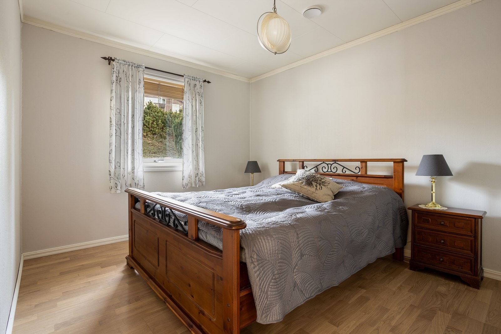 Boligens hovedsoverom ligger i 1. etasje, mens de 3 andre soverommene ligger i underetasjen. Galleribilde