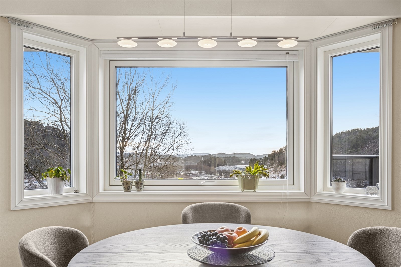 Vinduer ved kjøkkenet, samt altandør ble skiftet i 2021. Galleribilde