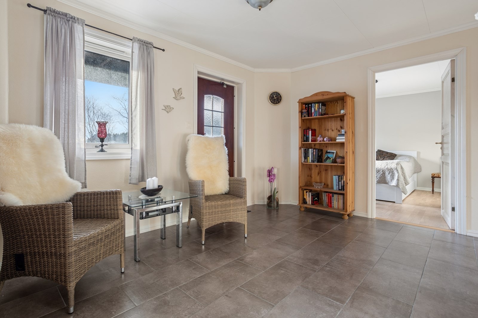 Koselig hall/allrom i underetasjen med direkte tilkomst til uteplassen. Galleribilde