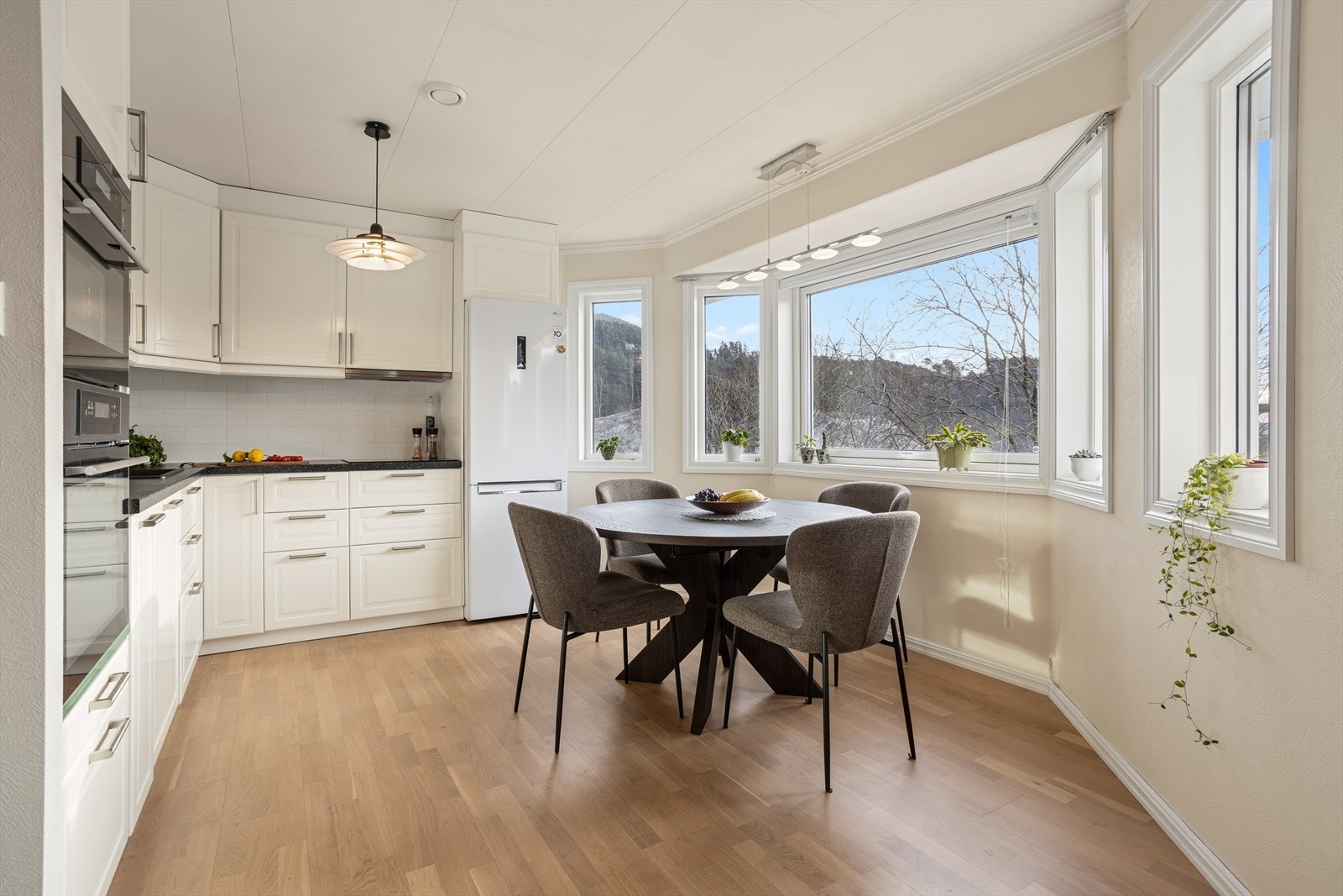 Velutstyrt og tidløst kjøkken fra Ikea med god spiseplass. Galleribilde