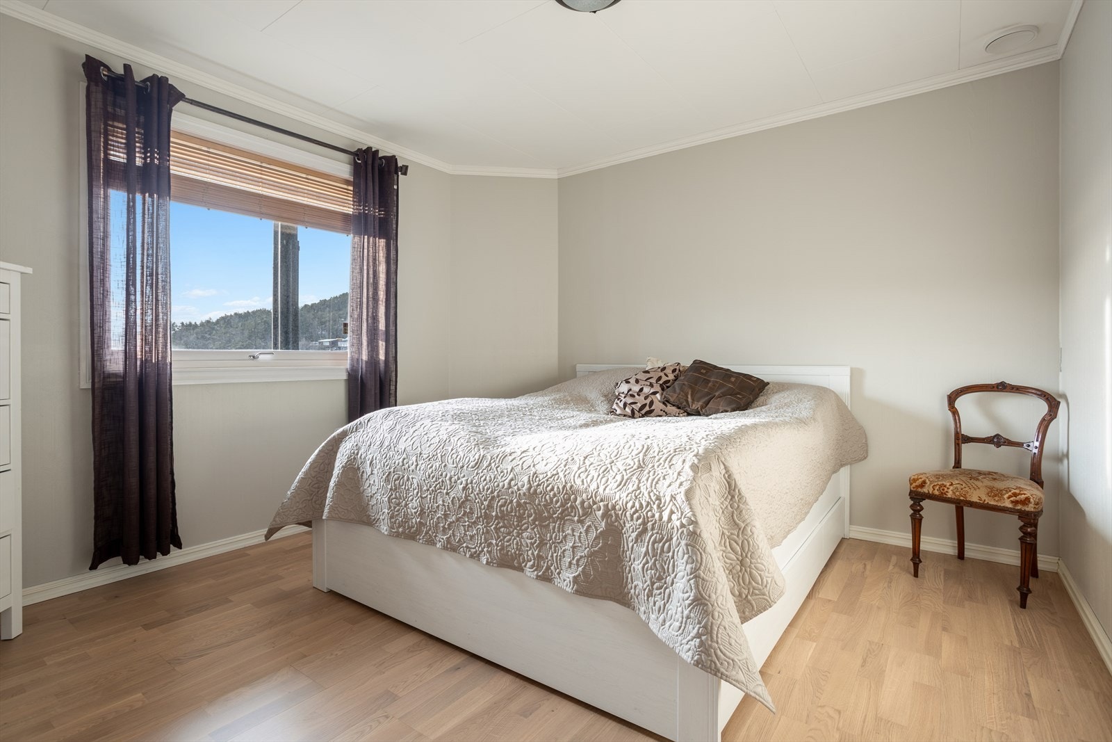 Soverom i underetasjen har også god plass til dobbeltseng. Galleribilde