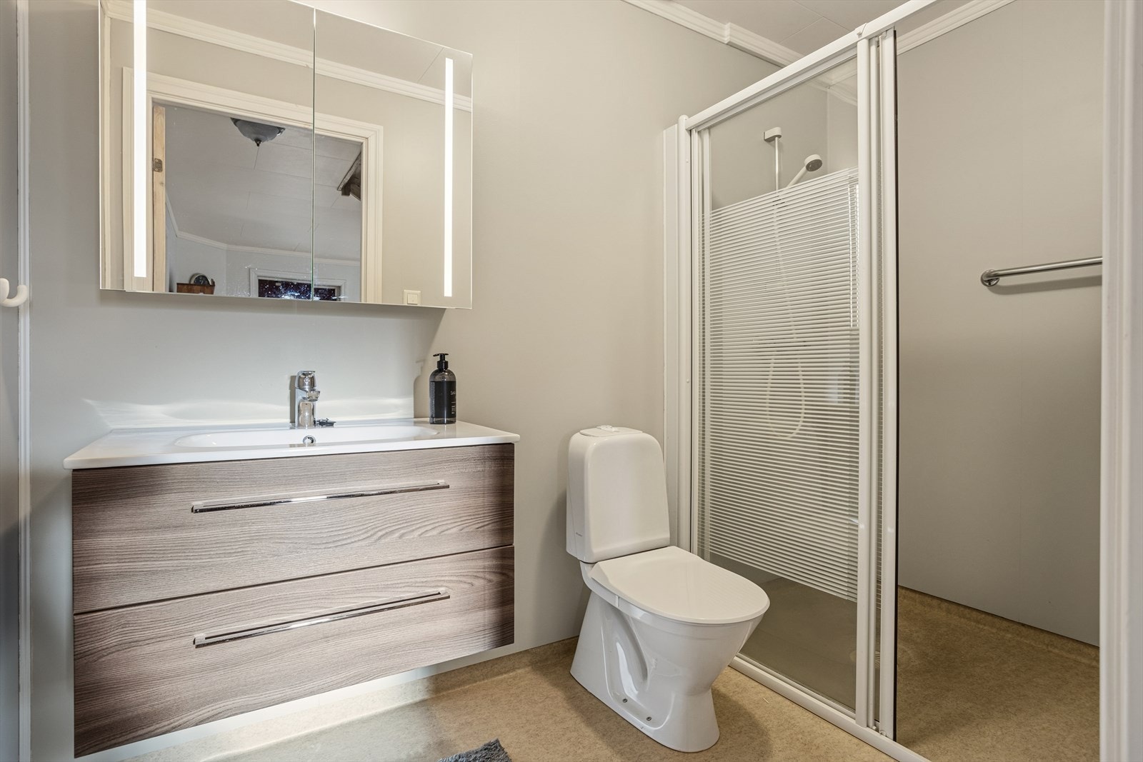 Fullverdig baderom på begge etasjeplan gjør boligen ekstra familievennlig. Galleribilde