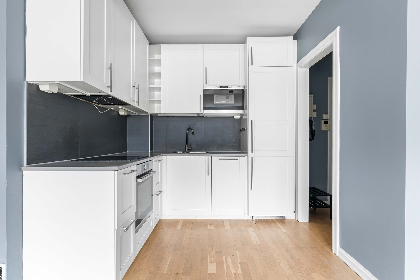 Kjøkkenet ble oppgradert i 2016. Kjøkkenet har god benk og oppbevaringsplass. Galleribilde