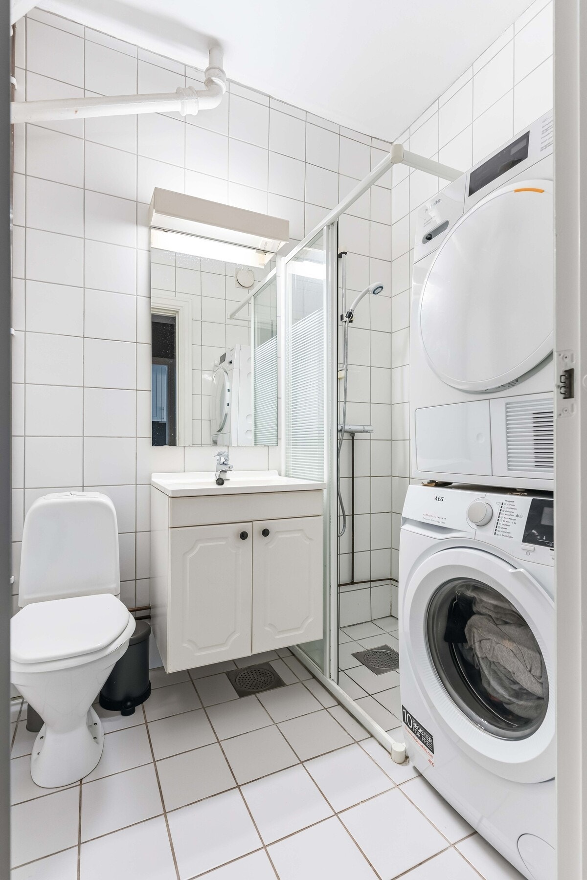 Romslig bad med opplegg for vaskemaskin Galleribilde