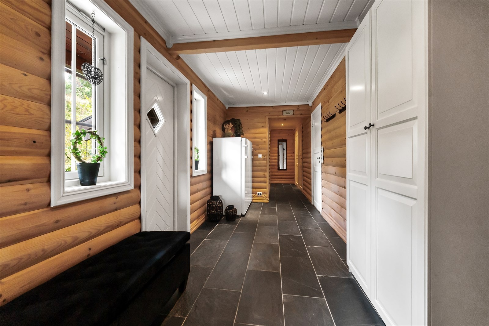 Velkomen inn. Skiferbelagt golv med varmekabler Galleribilde